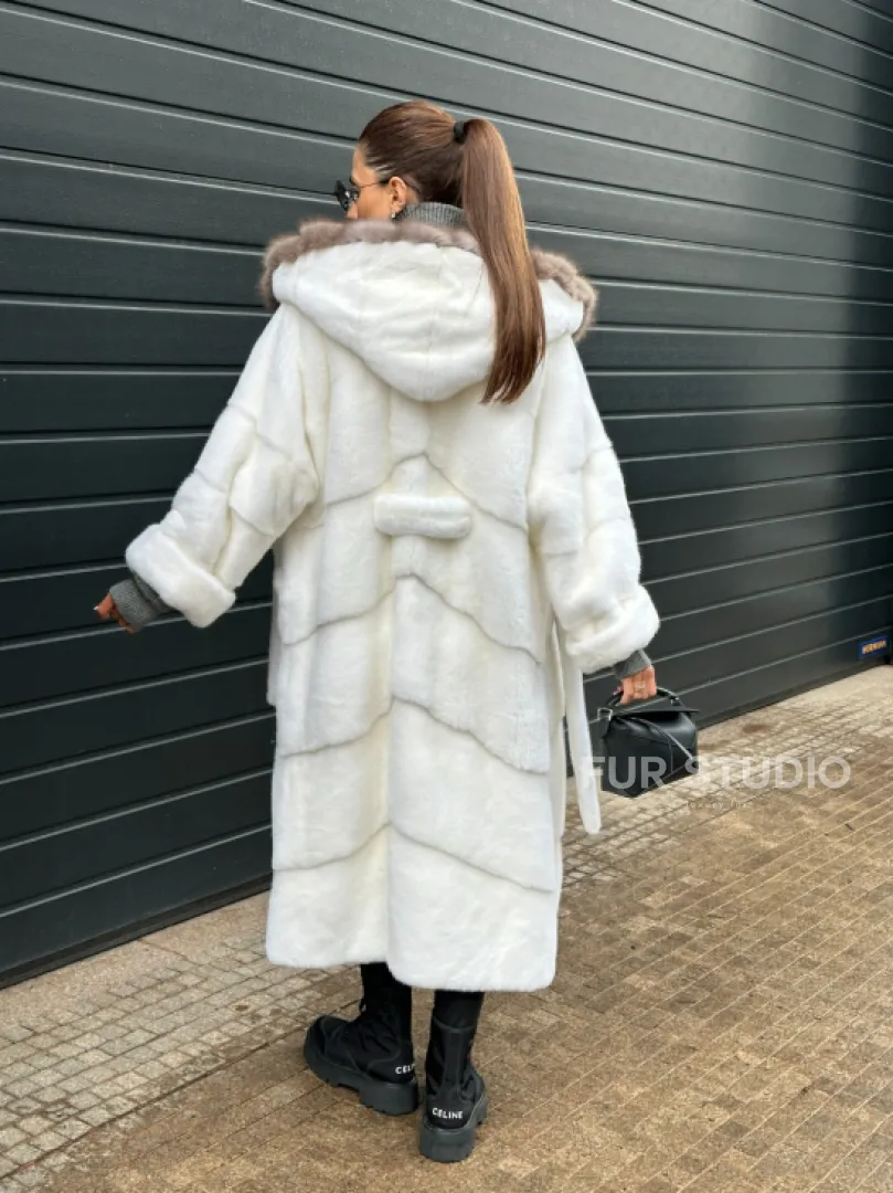 Белоснежная шуба из плюшевой норки VELVET с капюшоном из куницы