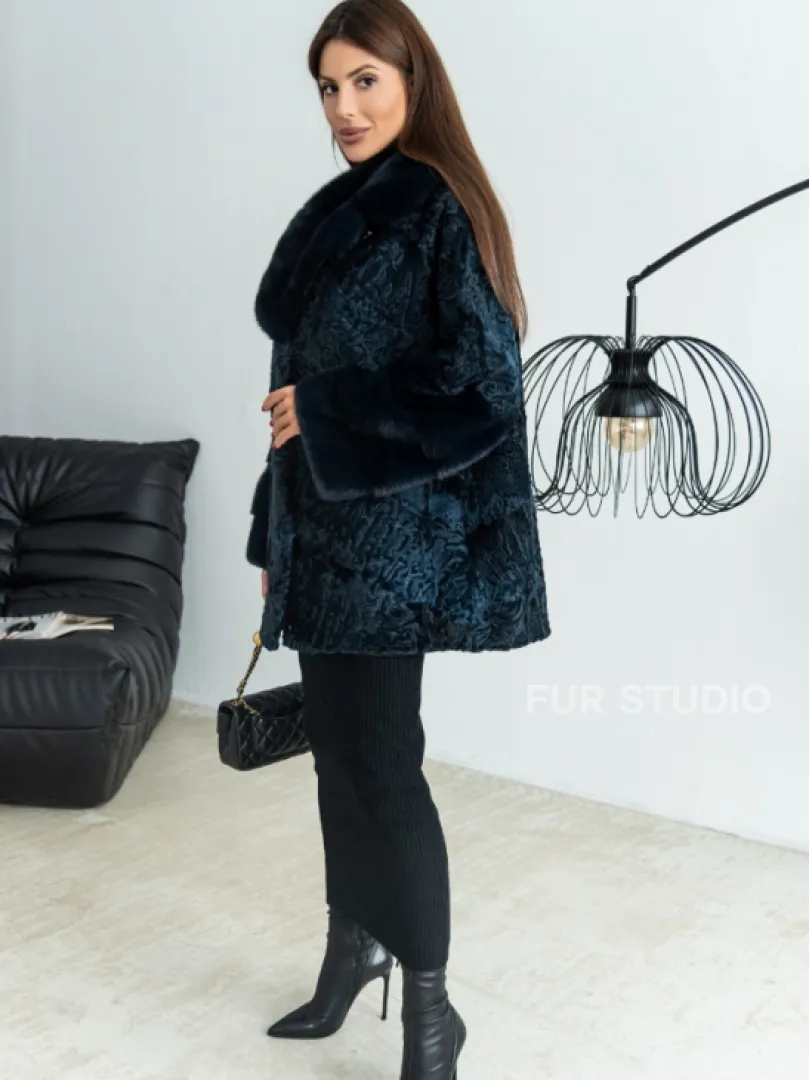 Полушубок из каракульчи свободного кроя с отделкой из меха норки - цвет темно-синий - фото 2