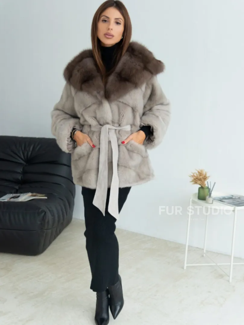 Норковое пончо с капюшоном куница светло-серого цвета - фото 6