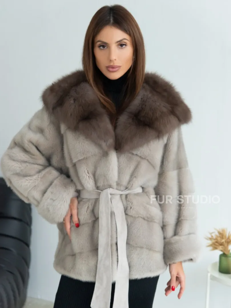 Норковое пончо с капюшоном куница светло-серого цвета - фото 0