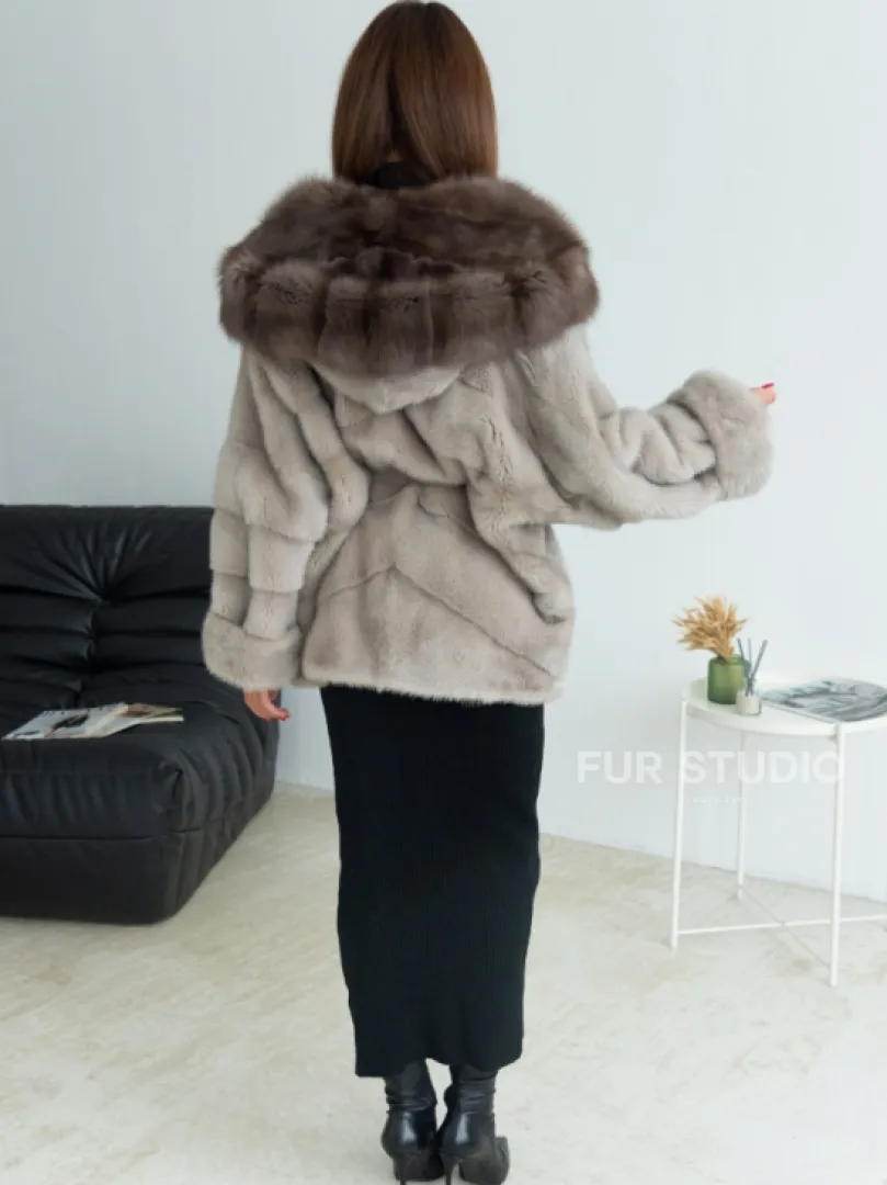 Норковое пончо с капюшоном куница светло-серого цвета - фото 5