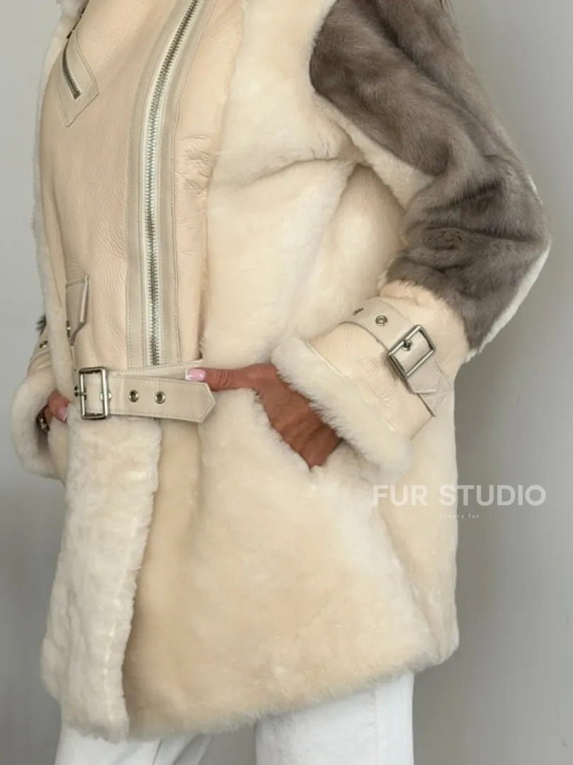 Удлиненная дубленка из натуральной овчины с рукавами из меха норки – молочный