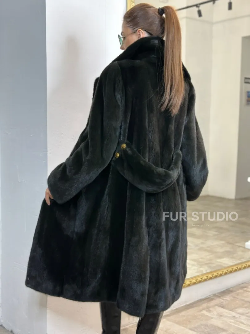 Элегантное пальто из плюшевой норки VELVET - цвет черно-зеленый