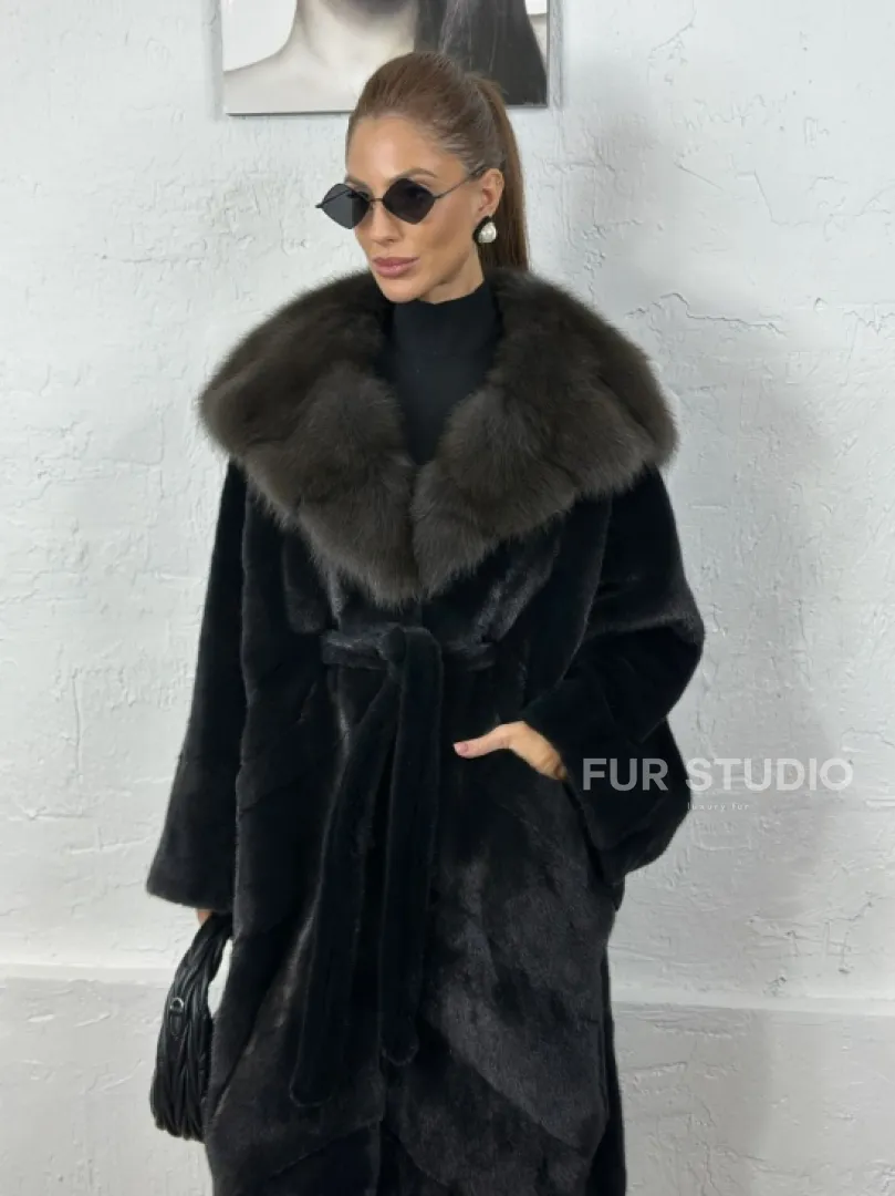 Эффектная шуба свободного силуэта с капюшоном куница - цвет инфинити - фото 0