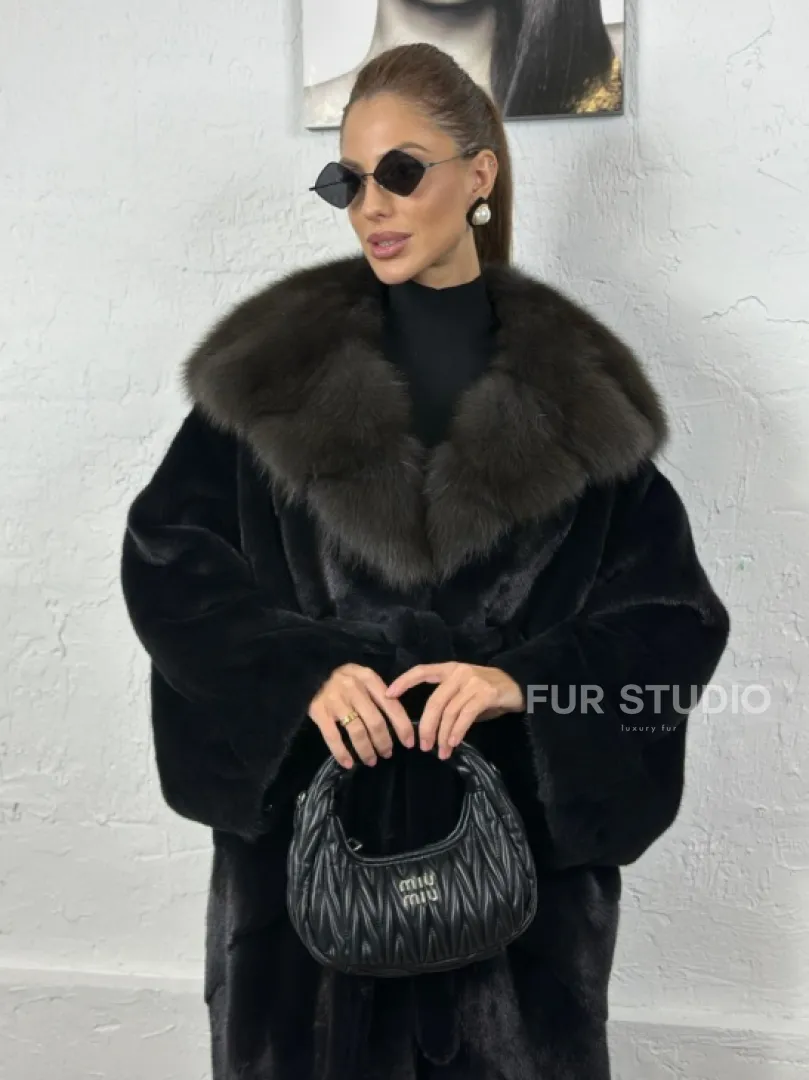 Эффектная шуба свободного силуэта с капюшоном куница - цвет инфинити - фото 3