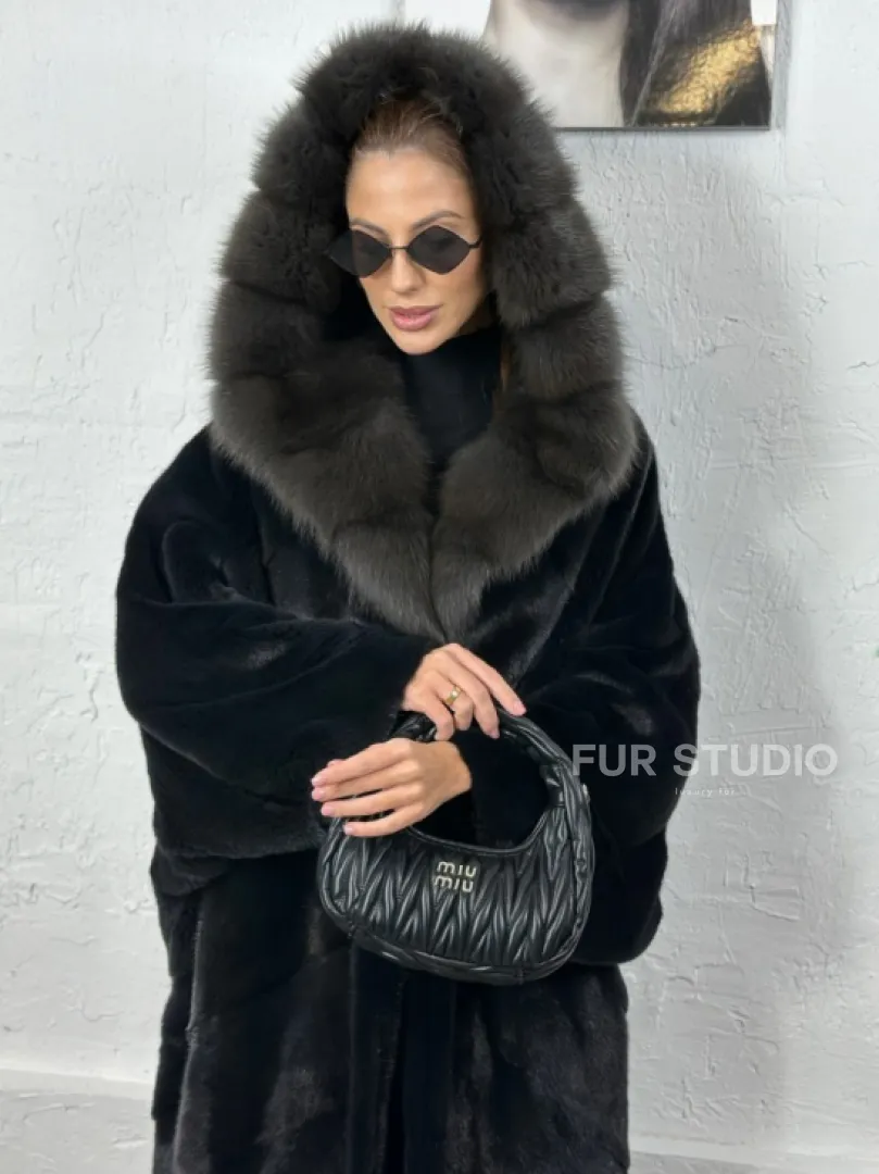 Эффектная шуба свободного силуэта с капюшоном куница - цвет инфинити - фото 4