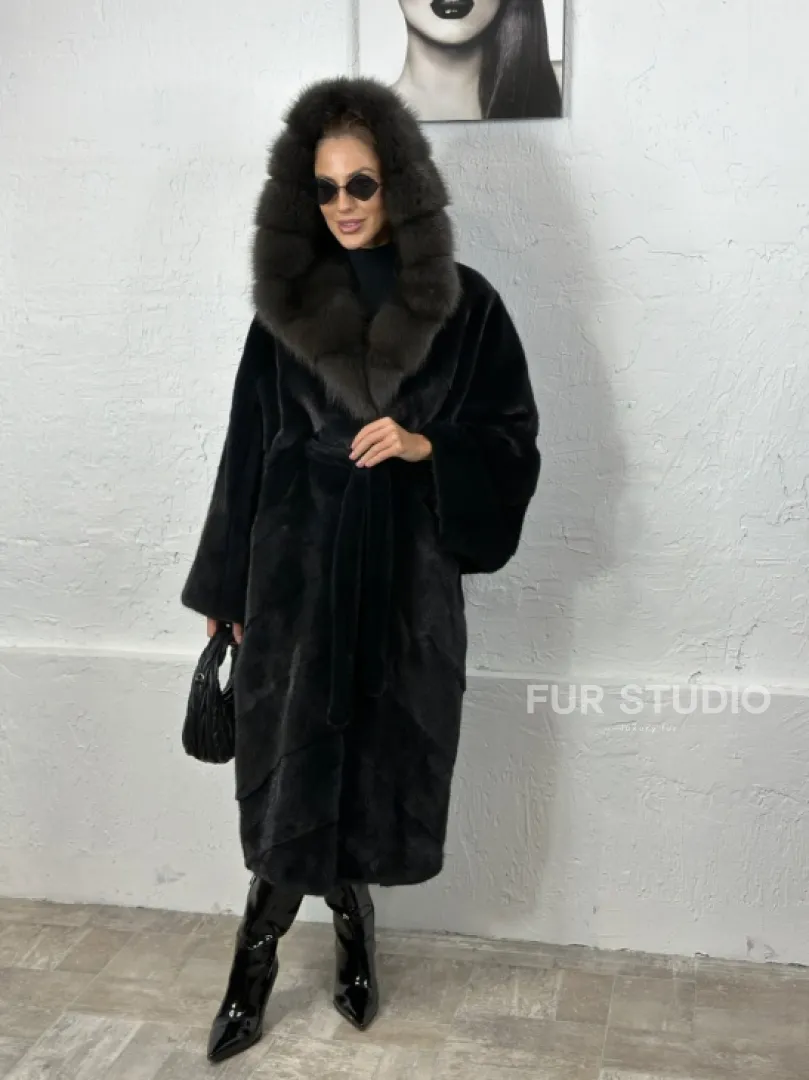 Эффектная шуба свободного силуэта с капюшоном куница - цвет инфинити - фото 7