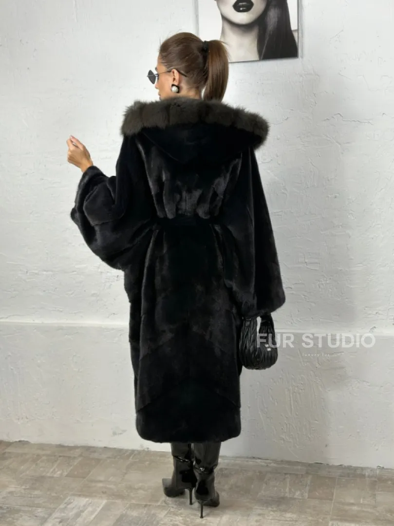 Эффектная шуба свободного силуэта с капюшоном куница - цвет инфинити - фото 6