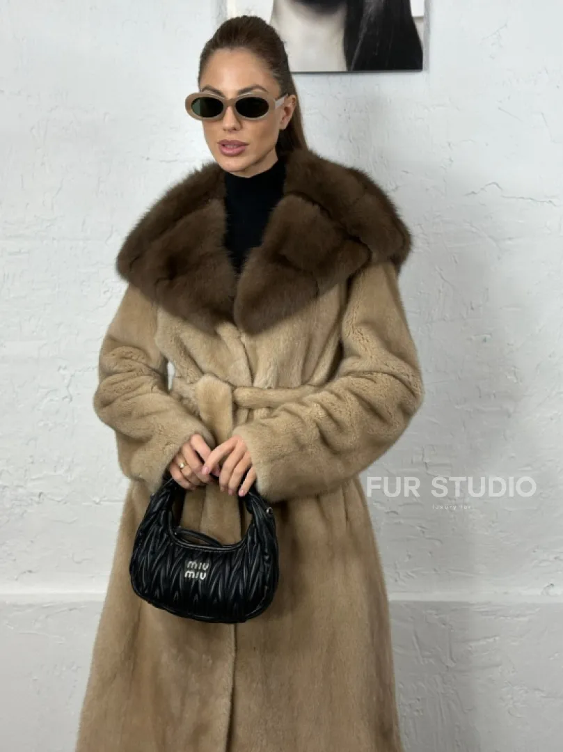 Песочная норковая шуба с капюшоном из куницы - фото 1