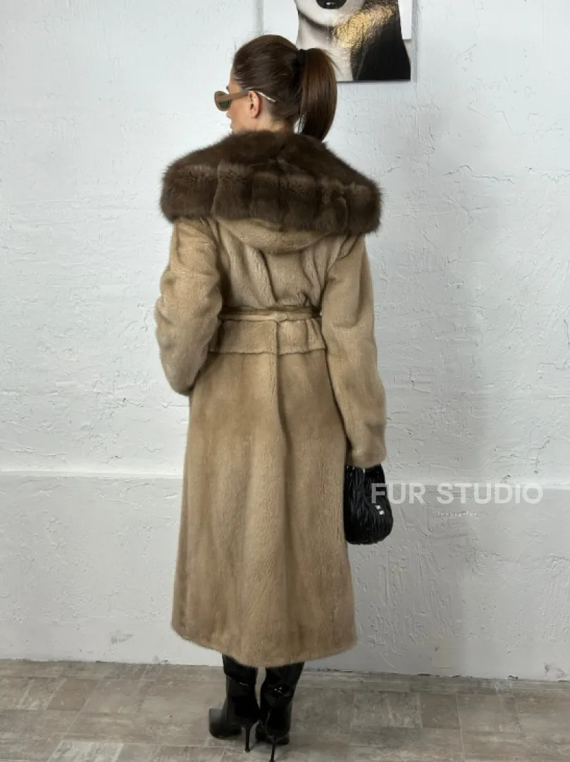 Песочная норковая шуба с капюшоном из куницы - фото 6