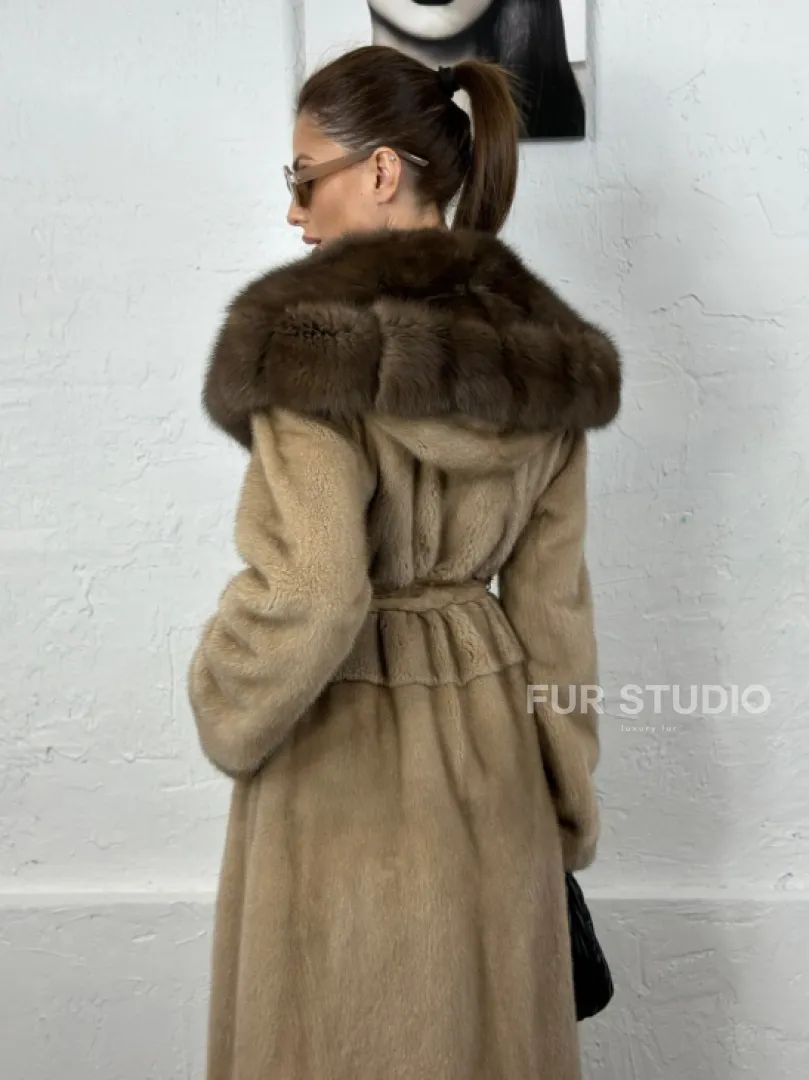 Песочная норковая шуба с капюшоном из куницы - фото 3