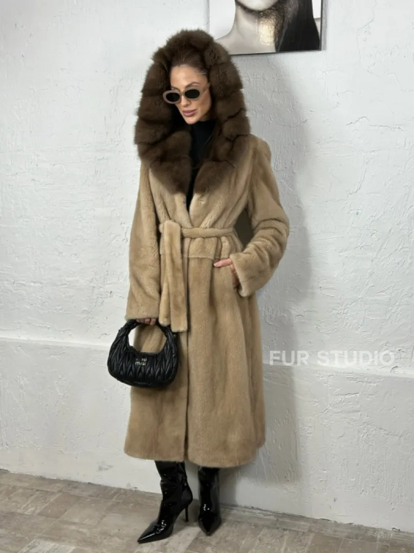 Песочная норковая шуба с капюшоном из куницы - фото 5