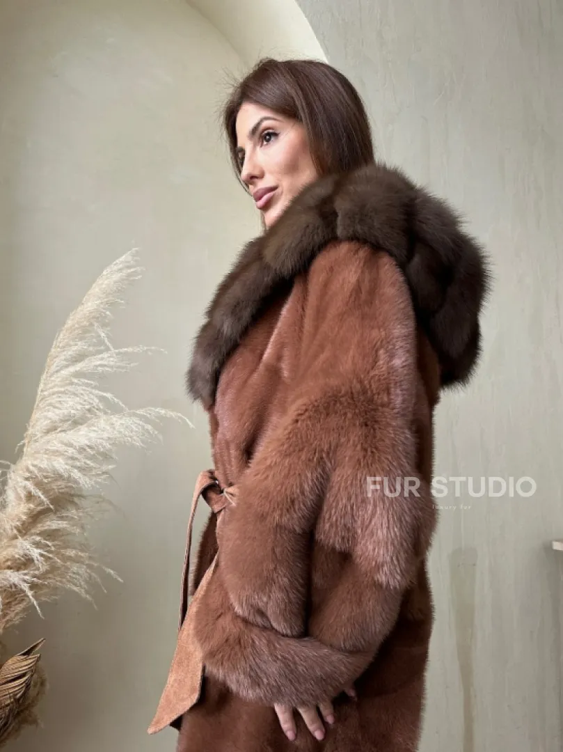 Шуба из аукционной норки с капюшоном из куницы - цвет терракотовый - фото 2