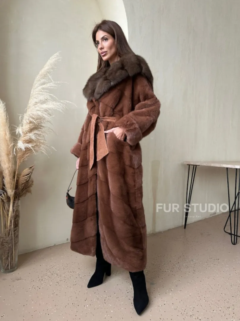 Шуба из аукционной норки с капюшоном из куницы - цвет терракотовый - фото 0