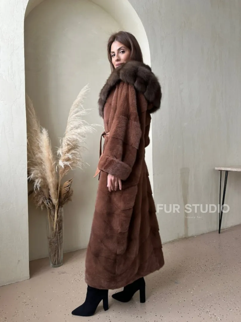Шуба из аукционной норки с капюшоном из куницы - цвет терракотовый - фото 6