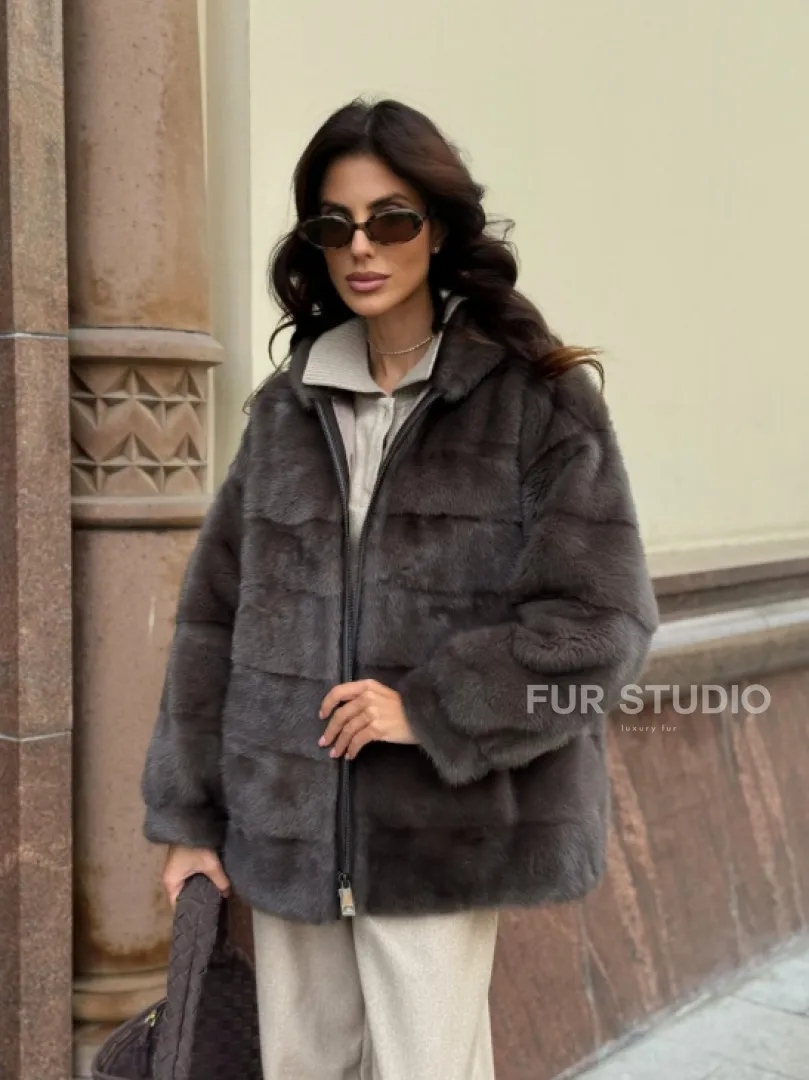 Бомбер из меха норки с капюшоном - цвет мокко - фото 8