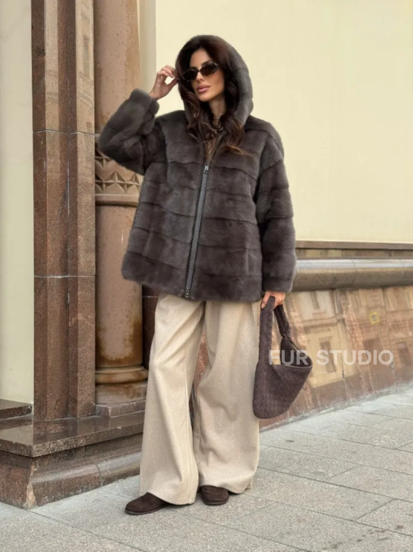 Бомбер из меха норки с капюшоном - цвет мокко - фото 9