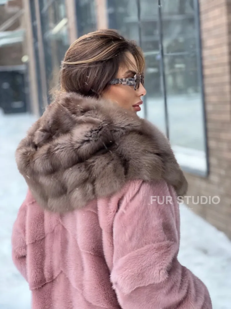 Длинная норковая шуба с капюшоном из меха куницы - цвет пудра - фото 1