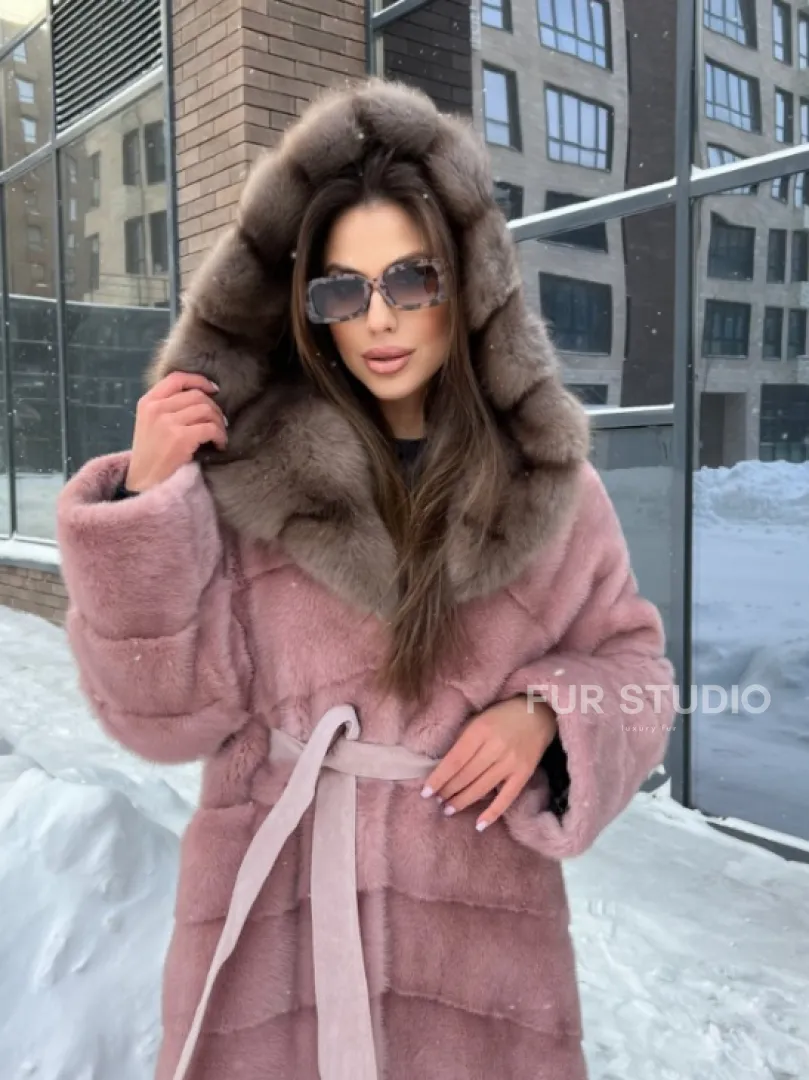 Длинная норковая шуба с капюшоном из меха куницы - цвет пудра - фото 2