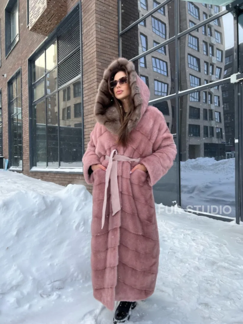 Длинная норковая шуба с капюшоном из меха куницы - цвет пудра - фото 4