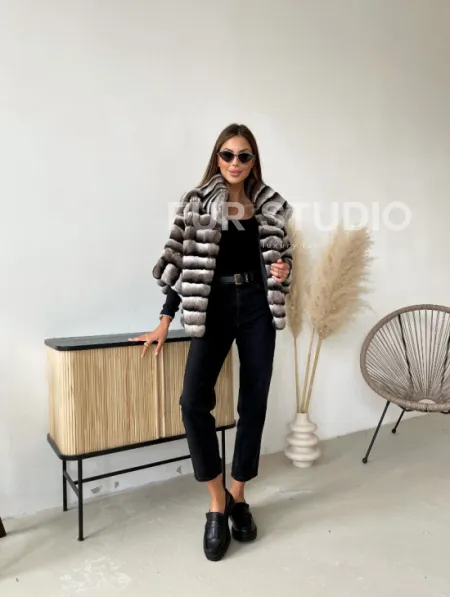 Болеро из шиншиллового орилага с воротником-стойка - фото 4