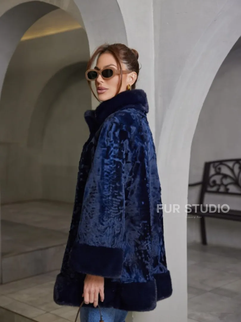 Шуба из каракульчи стойка воротник - цвет синий - фото 2