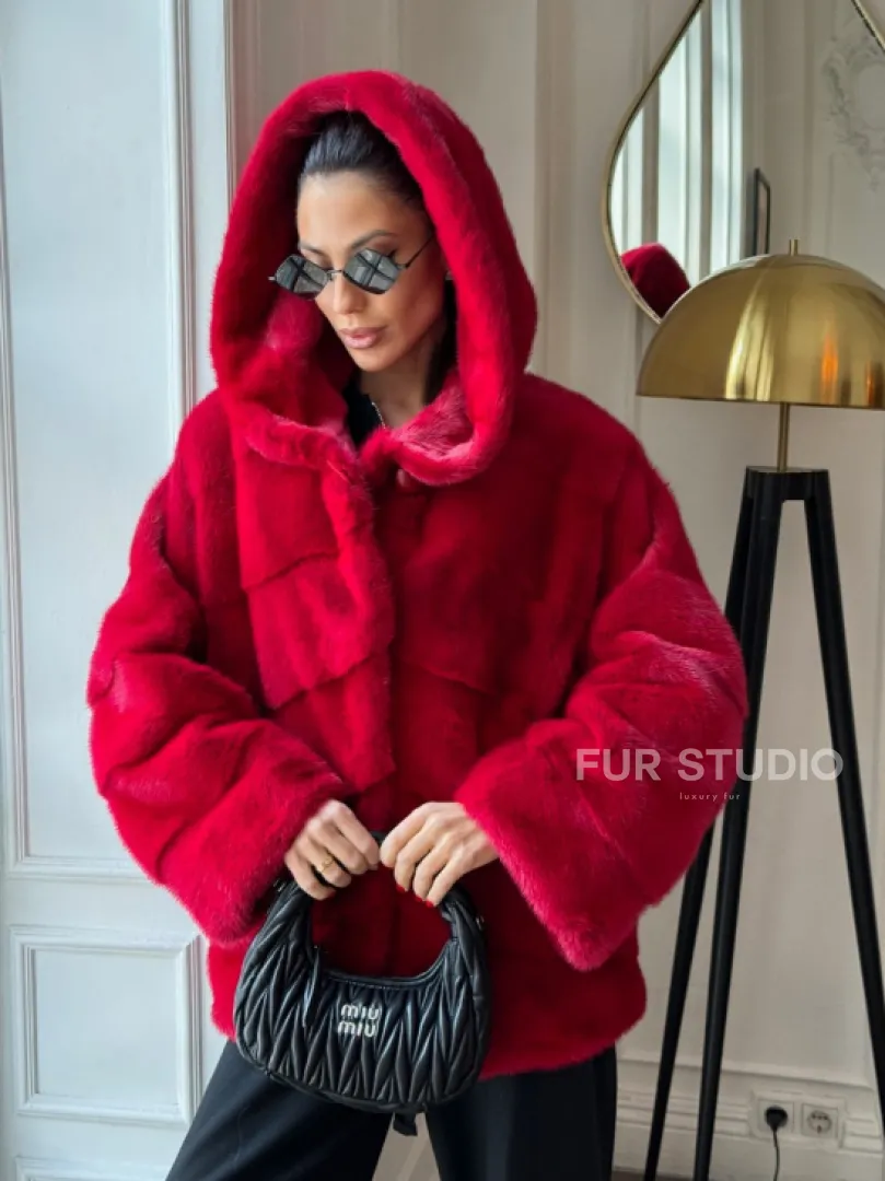 Красная короткая шуба из меха норки с капюшоном, паркет