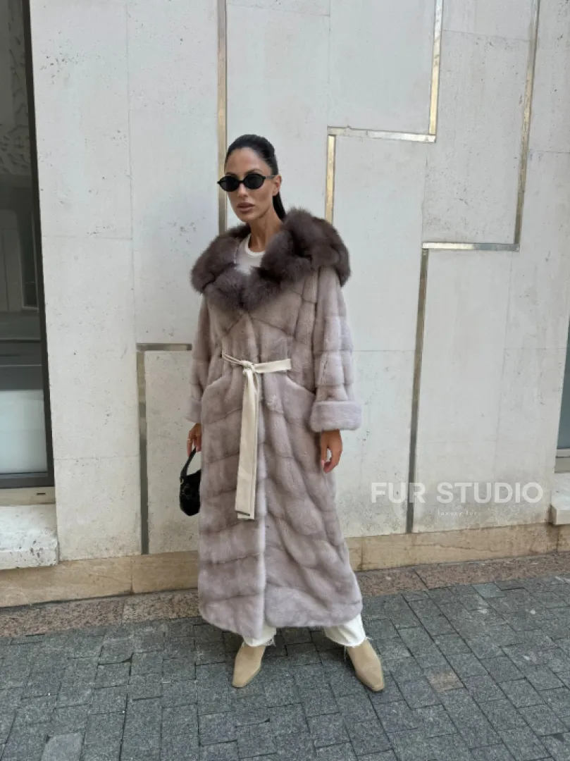 Шуба норковая с капюшоном из меха куницы в цвете нюд - фото 0