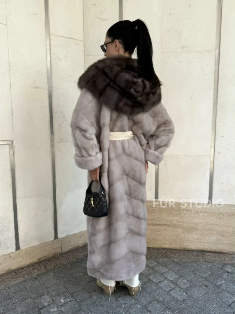 Шуба норковая с капюшоном из меха куницы в цвете нюд - фото 6