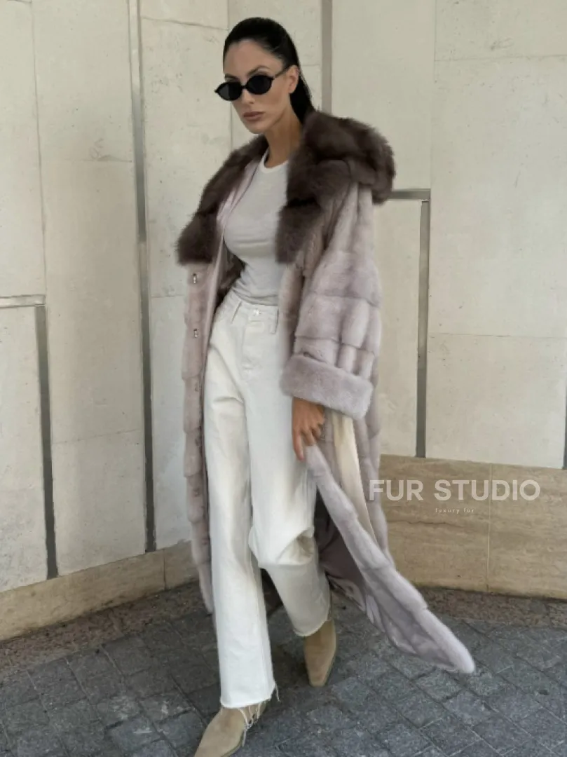 Шуба норковая с капюшоном из меха куницы в цвете нюд - фото 1