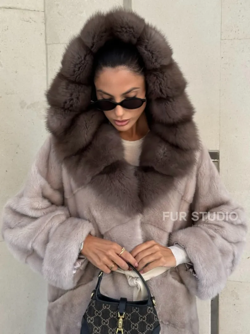 Шуба норковая с капюшоном из меха куницы в цвете нюд - фото 4