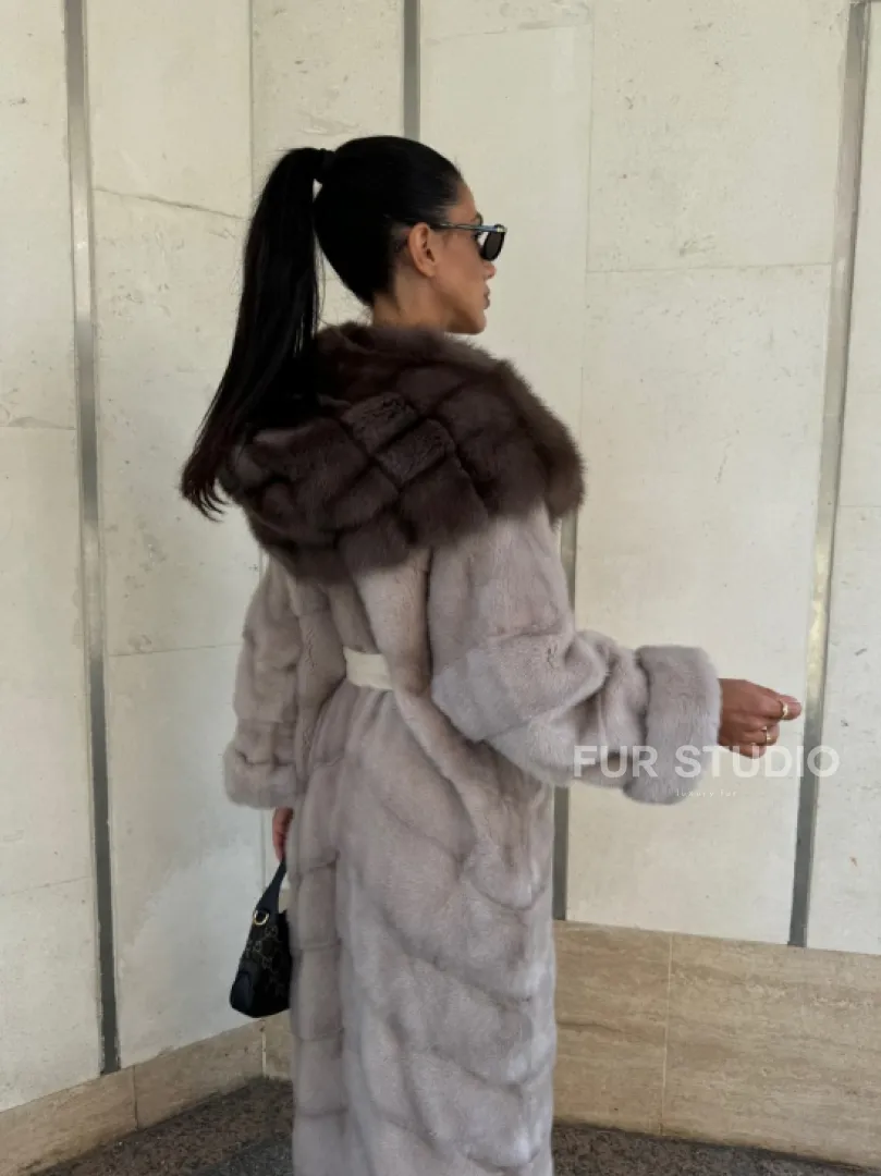 Шуба норковая с капюшоном из меха куницы в цвете нюд - фото 7