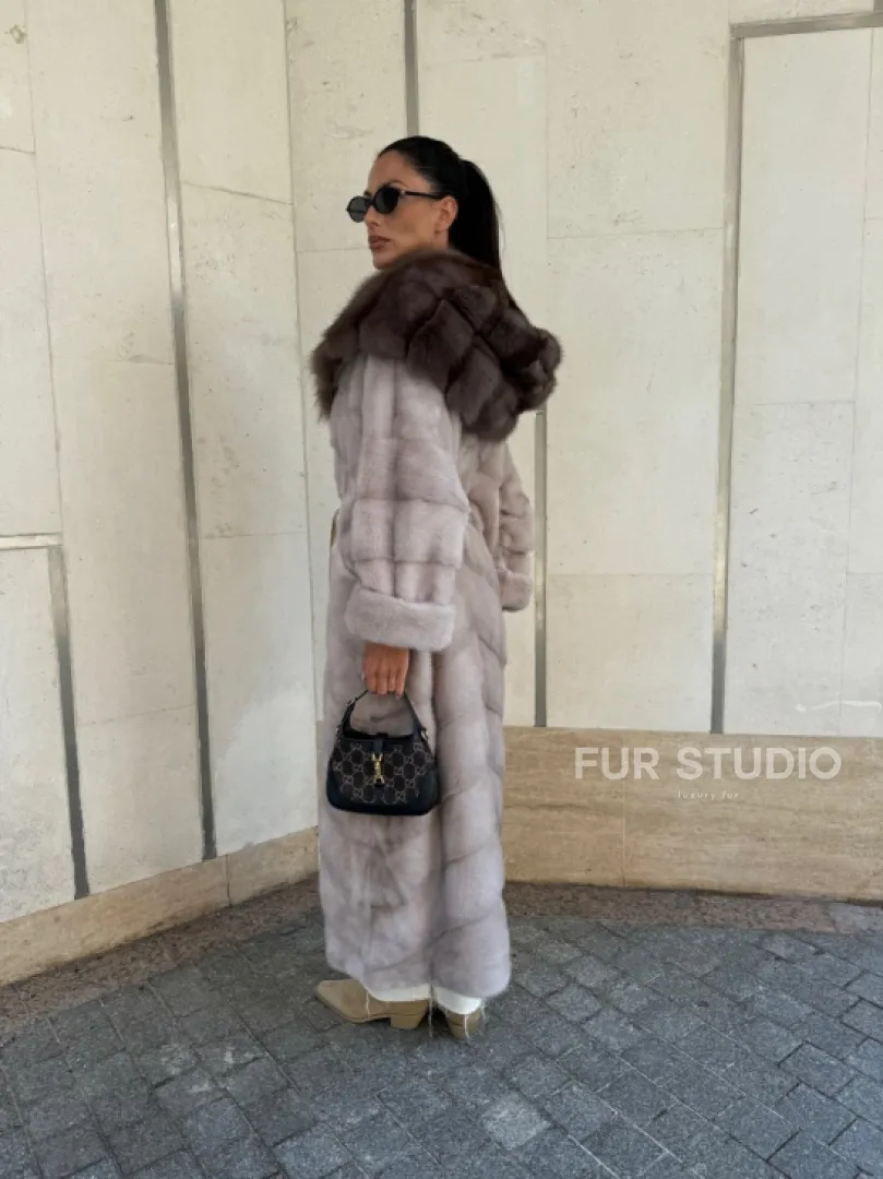 Шуба норковая с капюшоном из меха куницы в цвете нюд - фото 8