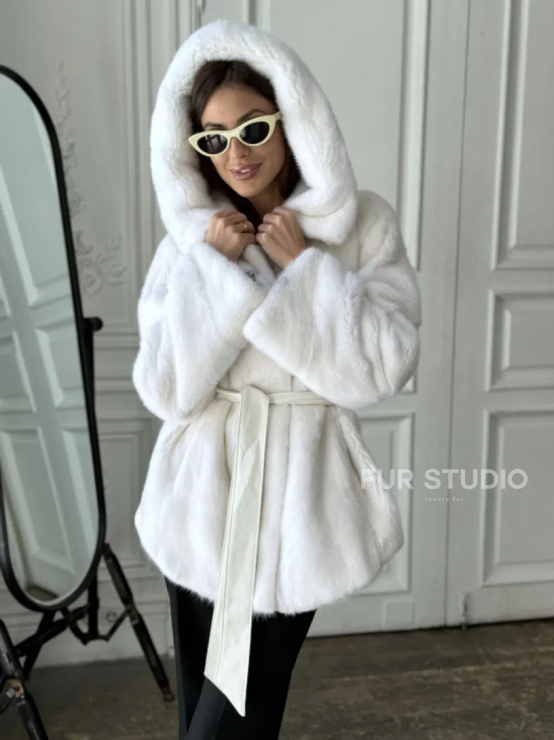 Белая шуба из меха норки (крестовка) с капюшоном - фото 5