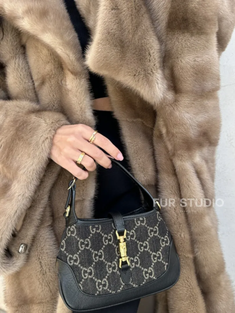 Норковая шуба с английским воротником  - цвет пастель  - стиль 