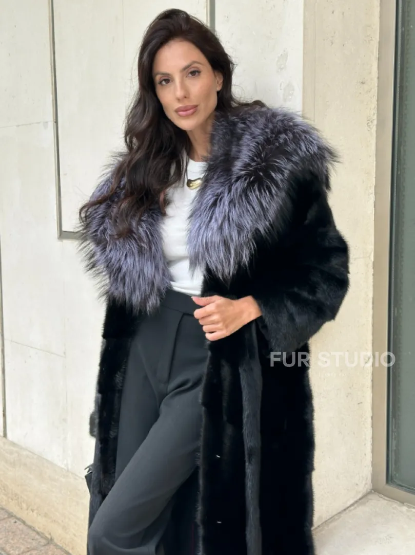 Норковая шуба черного цвета с капюшоном из чернобурки - фото 2