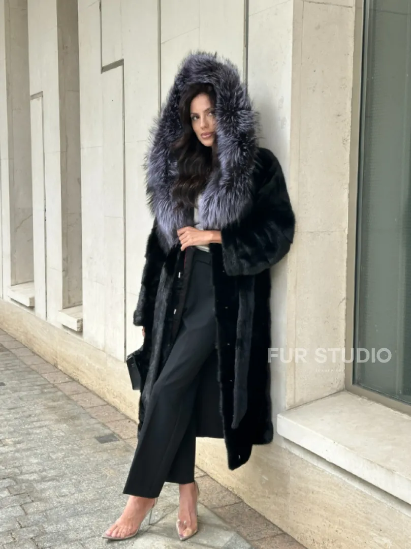Норковая шуба черного цвета с капюшоном из чернобурки - фото 13