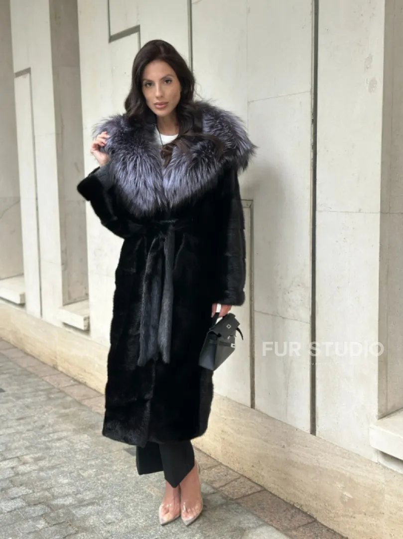Норковая шуба черного цвета с капюшоном из чернобурки - фото 12