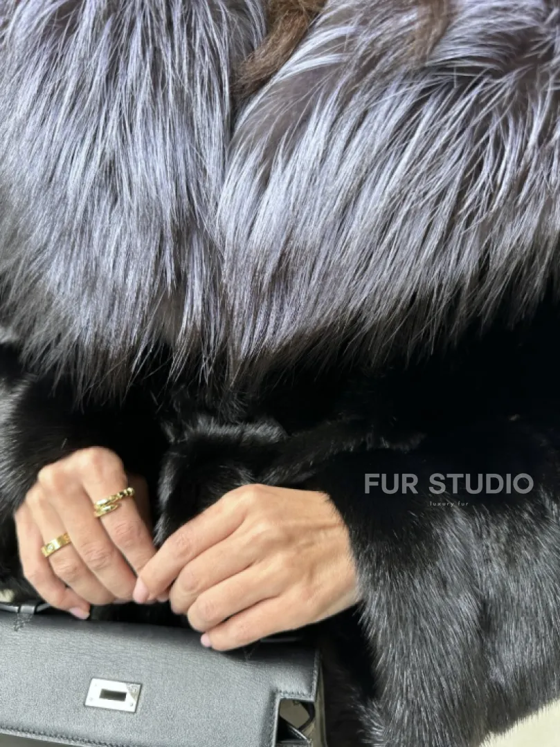 Норковая шуба черного цвета с капюшоном из чернобурки - фото 1