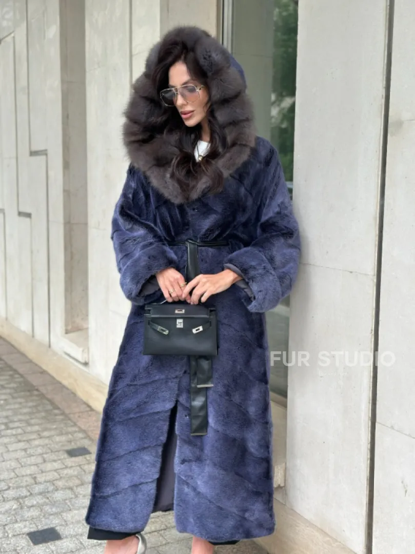 Длинная шуба из норки с капюшоном из куницы - цвет синий графит - фото 4