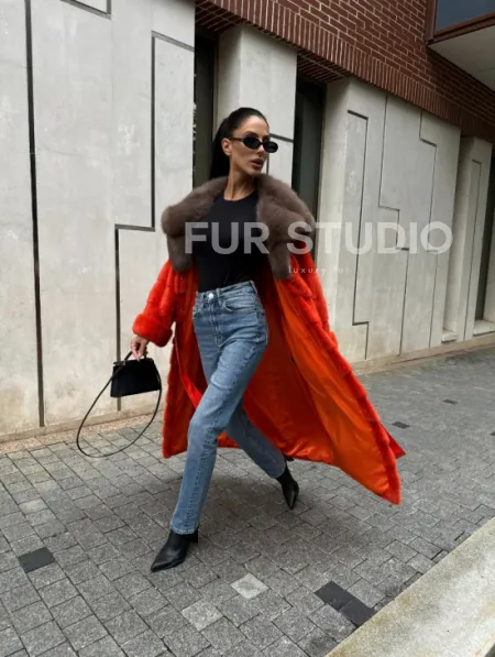 Шуба норковая с капюшоном из меха куницы в красном цвете - фото 12