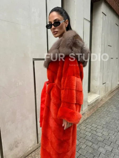 Шуба норковая с капюшоном из меха куницы в красном цвете - фото 7