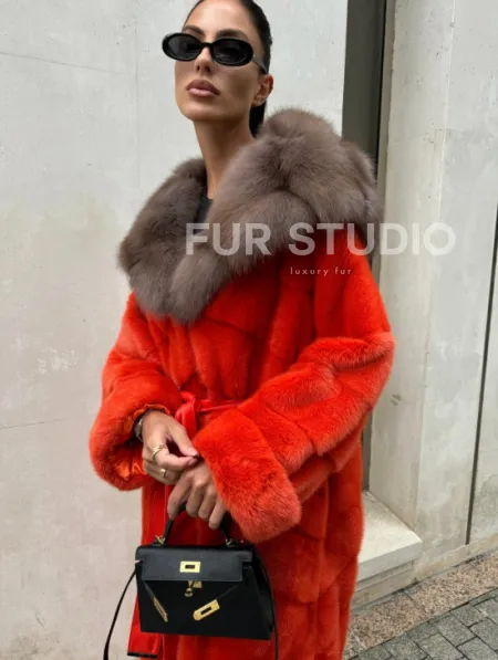Шуба норковая с капюшоном из меха куницы в красном цвете - фото 3