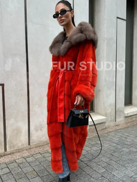 Шуба норковая с капюшоном из меха куницы в красном цвете - фото 6