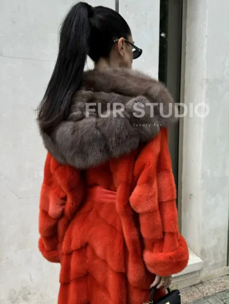 Шуба норковая с капюшоном из меха куницы в красном цвете - фото 2