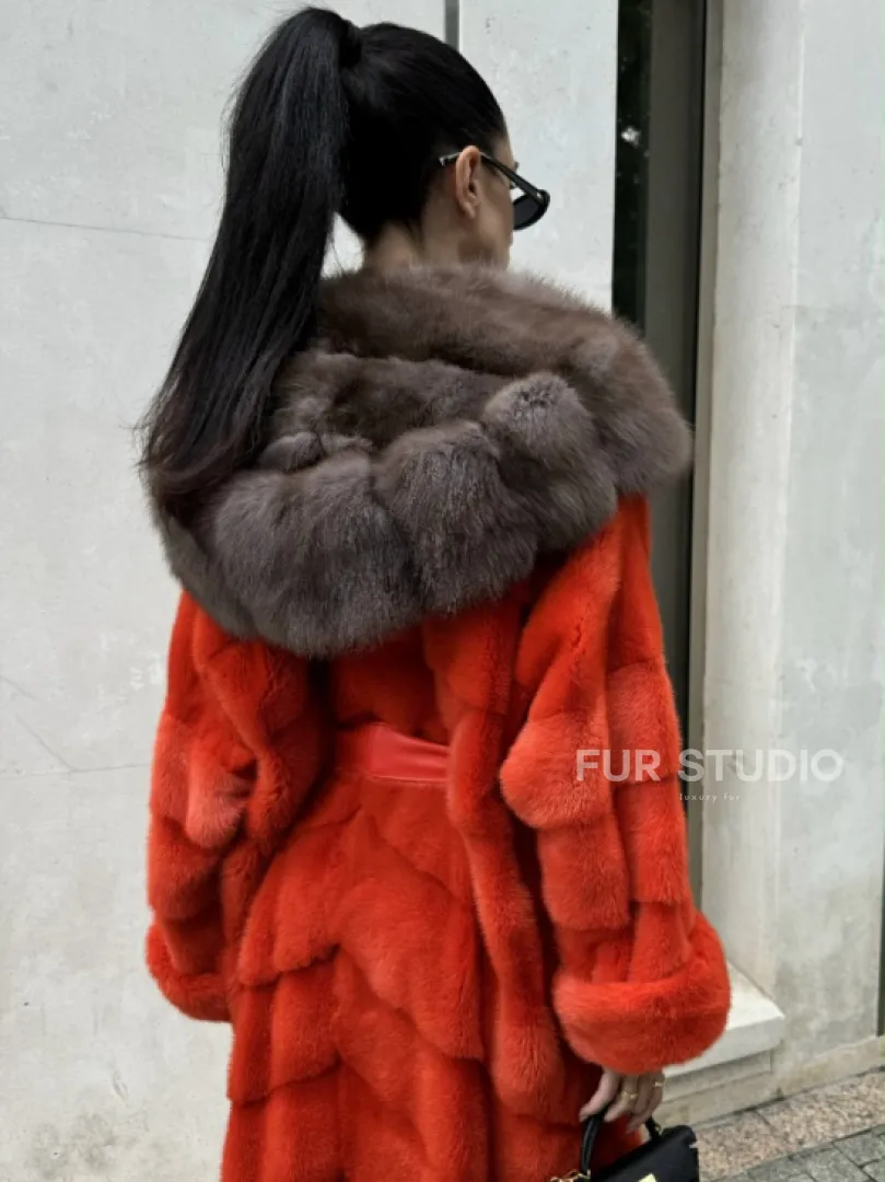 Шуба норковая с капюшоном из меха куницы в красном цвете - фото 2