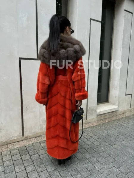 Шуба норковая с капюшоном из меха куницы в красном цвете - фото 10
