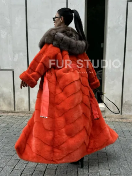 Шуба норковая с капюшоном из меха куницы в красном цвете - фото 9