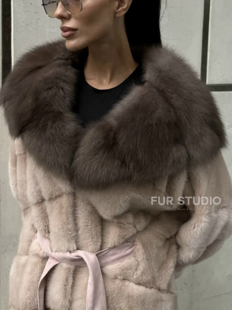 Норковая шуба с капюшоном из меха куницы пудрового цвета (нежно-розовый) - фото 4