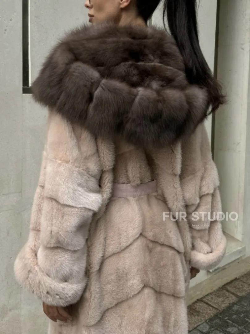 Норковая шуба с капюшоном из меха куницы пудрового цвета (нежно-розовый) - фото 5
